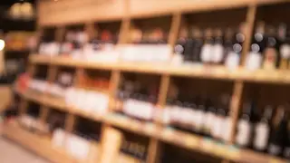 В Красноярске из магазинов изъято 250 литров нелегального алкоголя, продававшегося после 23:00