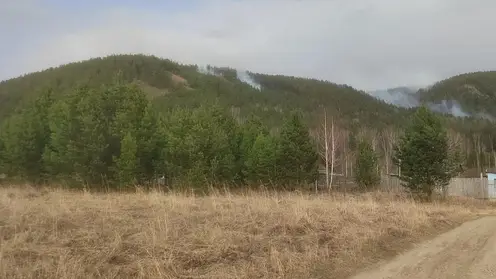 Лесной пожар в поселке Манский сбавил обороты