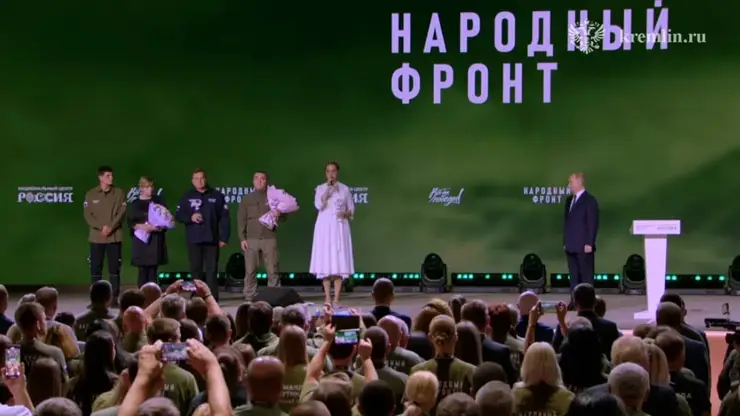 Владимир Путин вручил награду лауреата премии «Всё для Победы!» красноярке Ольге Язевой