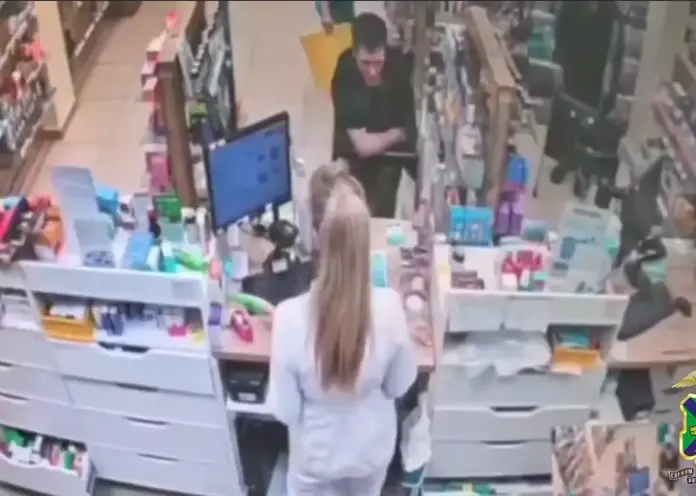 Бездомный с игрушечным пистолетом ограбил аптеку во Владивостоке