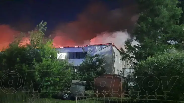 В красноярском Академгородке всю ночь тушили пожар в автосервисе. Из огня спасли двоих