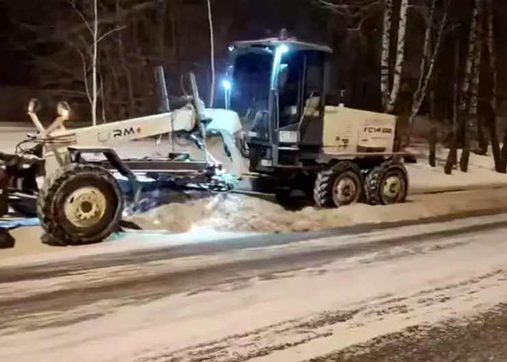 Дорожники вышли на улицы Красноярска ночью для устранения последствий сильного снегопада
