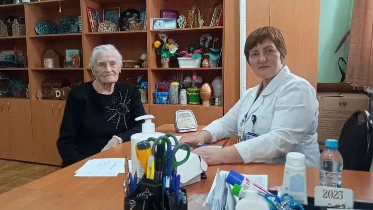 Врачи проверили здоровье 101-летней жительницы в Красноярском крае