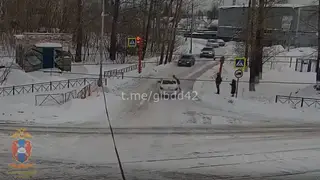 Иномарка наехала на ребенка в Кемерове — от удара его подбросило вверх