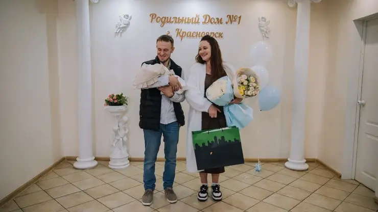 Красноярское отделение Сбера и партнёры поздравили мам новорождённых ко Дню защиты детей