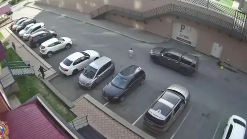 В Абакане сбили трехлетнюю девочку, которая выбежала на дорогу возле парковки