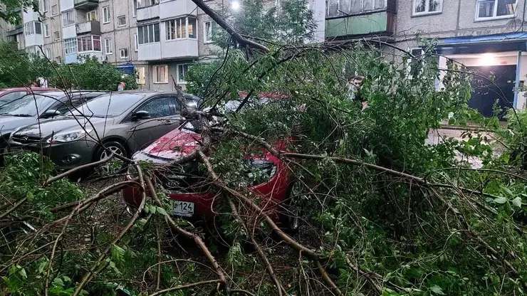 Ураганом в Минусинске повреждены 8 автомобилей