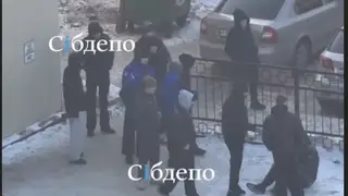 В центре Кемерова толпа подростков жестоко избила мальчика на глазах у прохожих — те не вмешались В центре Кемерова толпа подростков жестоко избила мальчика на глазах у прохожих — те не вмешались