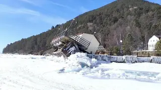 Лед Байкала вынес на берег причал и дом полевого стационара с научным оборудованием Лед Байкала вынес на берег причал и дом полевого стационара с научным оборудованием