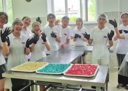 Для школьников из Монголии в Красноярске провели мастер-класс по лепке пельменей