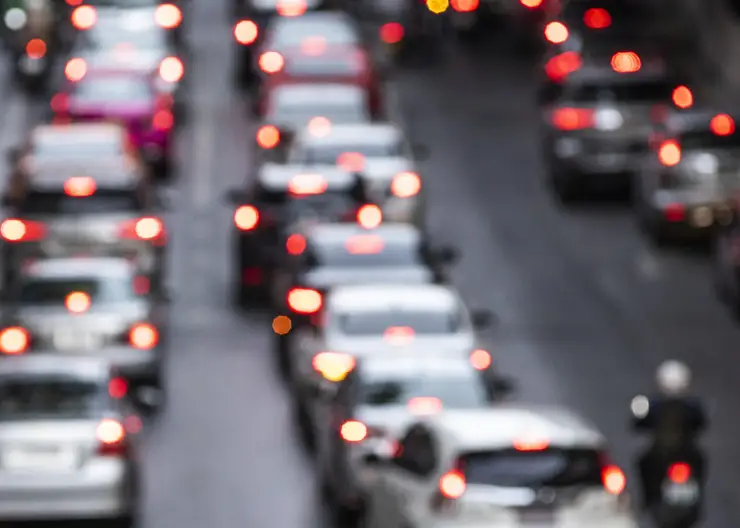 В огромные пробки на выезде из города встали красноярцы