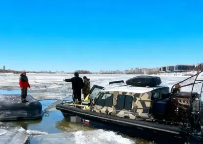 Аэролодка с тремя людьми перевернулась на Оби в Новосибирске