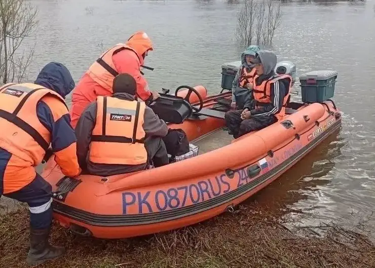 В Красноярском крае спасатели организовали временную переправу через реку Чулым в селе Александровка