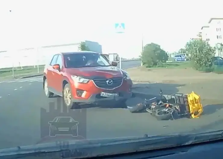 «Ветром туда-сюда колбасит»: в Красноярске сбили курьера на электровелосипеде