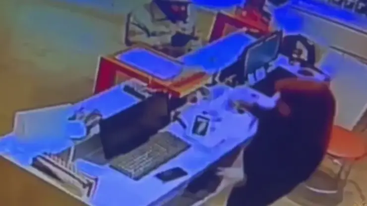 В Красноярском крае мужчина с игрушечным пистолетом ограбил салон сотовой связи