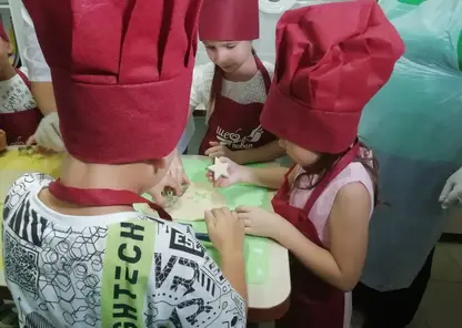 В красноярском детсаду воспитанников учат готовить еду и сервировать столы