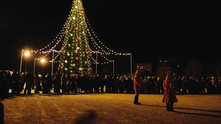 Эн+ открыл новогоднюю площадку с ёлкой в Дивногорске