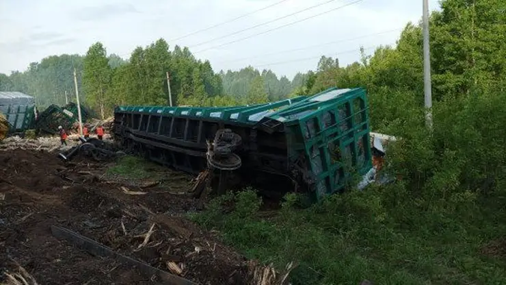 В Красноярском крае 24 вагона с лесом и концентратом свинца сошли с рельсов 