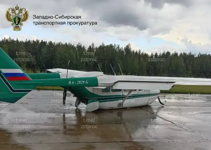 В Красноярском крае у самолета при посадке сложилось шасси