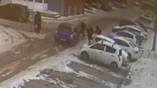 11-летняя девочка попала под машину во дворе своего дома в Красноярске 11-летняя девочка попала под машину во дворе своего дома в Красноярске