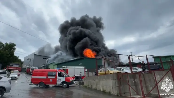 Во Владивостоке произошел крупный пожар на складе