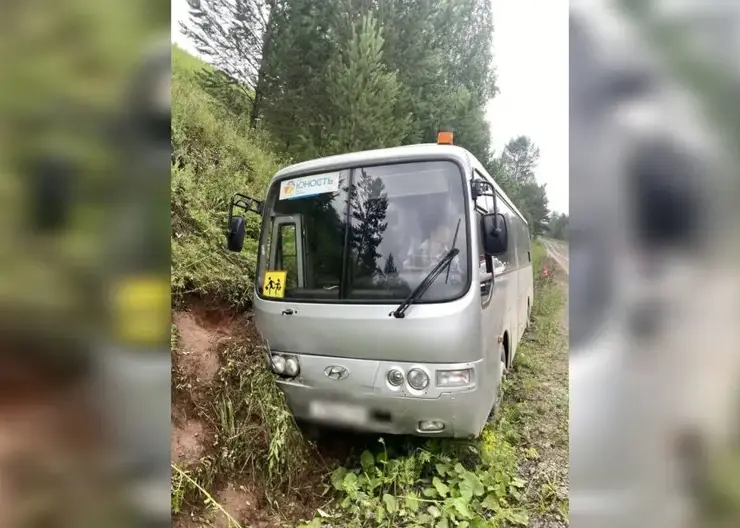Уголовное дело завели после ДТП под Красноярском: автобус с 29 детьми съехал в кювет
