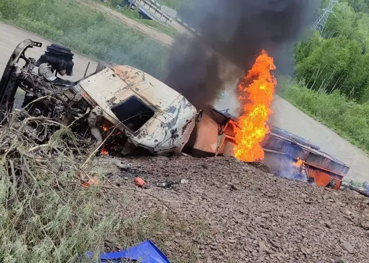В Красноярском крае бензовоз улетел в кювет и загорелся, водитель погиб