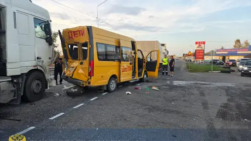Шестеро детей пострадали в ДТП с автобусом и двумя фурами на трассе «Уссури» в Приморье