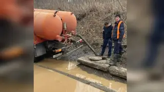 В Красноярске откачивают воду с дорог из‑за таяния снега В Красноярске откачивают воду с дорог из‑за таяния снега