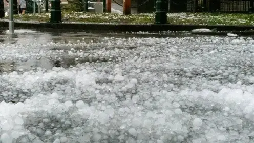 Крупным градом накрыло Енисейск: разбиты машины, окна домов, фасады зданий