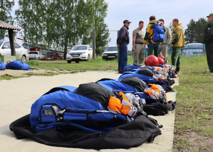 Лесной спецназ края испытал новые парашюты в небе над Тасеево