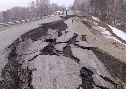 Трасса ушла под землю: в Кузбассе обрушился участок дороги