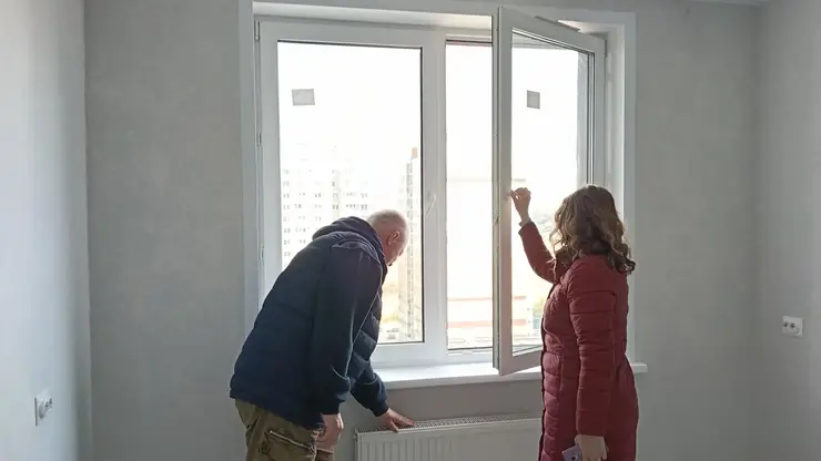 В Красноярске жителей аварийных домов начали массово переселять в многоэтажки на Норильской