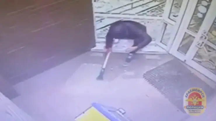 Красноярец сдался полиции после кражи денег и алкоголя из магазина