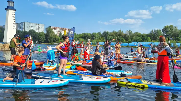 Жемчужина, Дед Мороз и лягушка на сапах: в Красноярске прошёл водный карнавал