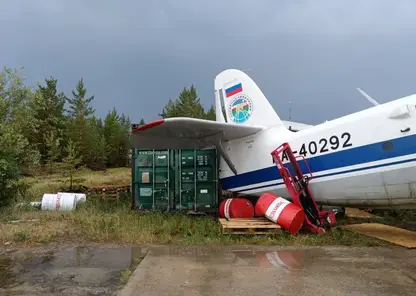 Ветер сорвал крышу здания в аэропорту Якутии и повредил хвост самолёта