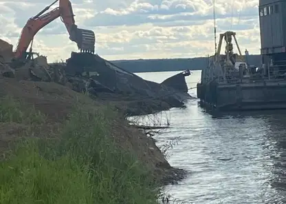 Три баржи и плавкран подняли со дна Енисея в Красноярске