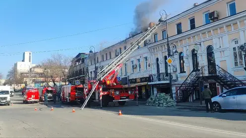 Сильный пожар произошел в здании в центре Владивостока