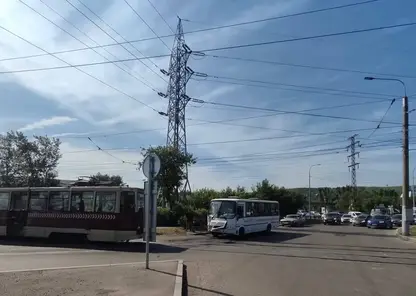 Автобус столкнулся с трамваем на Мичурина в Красноярске