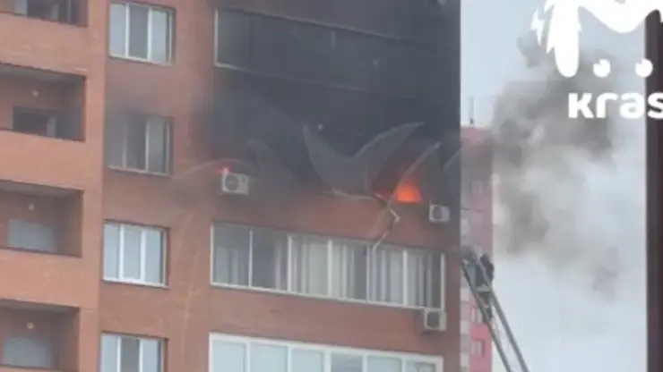 В Красноярске сгорела квартира на Взлетке. Спасены двое взрослых и ребенок