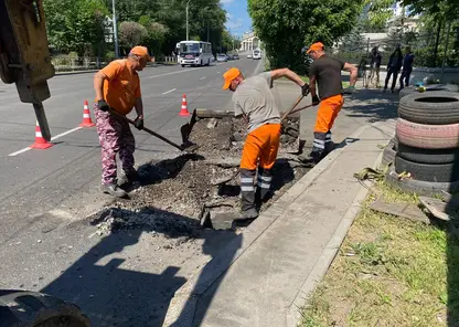 В Красноярске меняют дождеприёмные плиты и решётки ливневой канализации