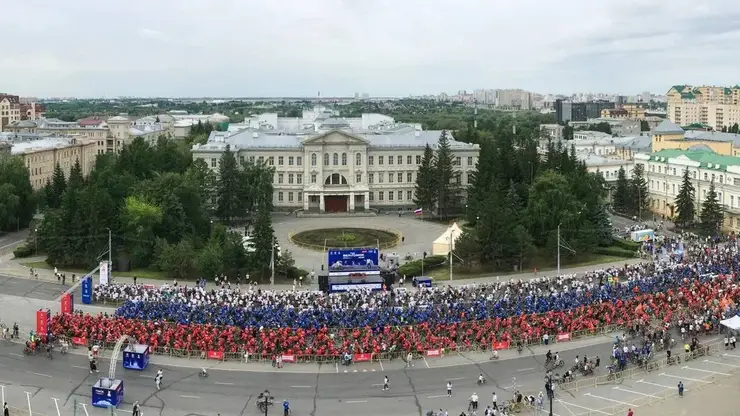 Тысячи велосипедистов Омска выстроились в живой гигантский триколор