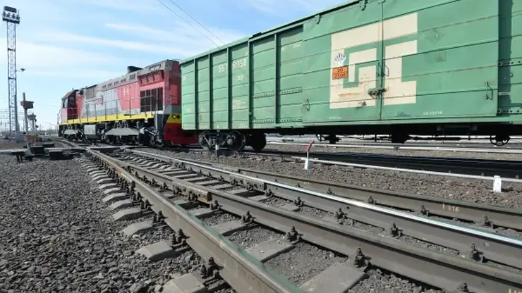 Монтёр железнодорожных путей погиб под колёсами грузового поезда в Красноярском крае