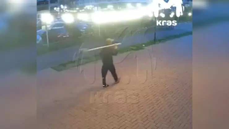 В Красноярске агрессивный мужчина с лопатой пугает жителей Тихих зорь
