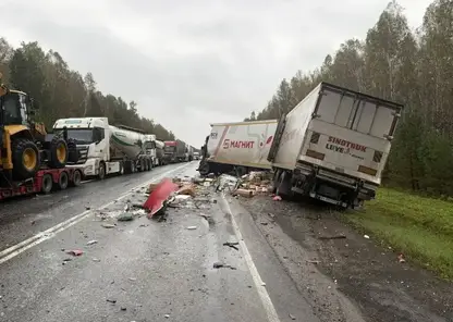 Два водителя погибли в массовой аварии с фурами под Красноярском