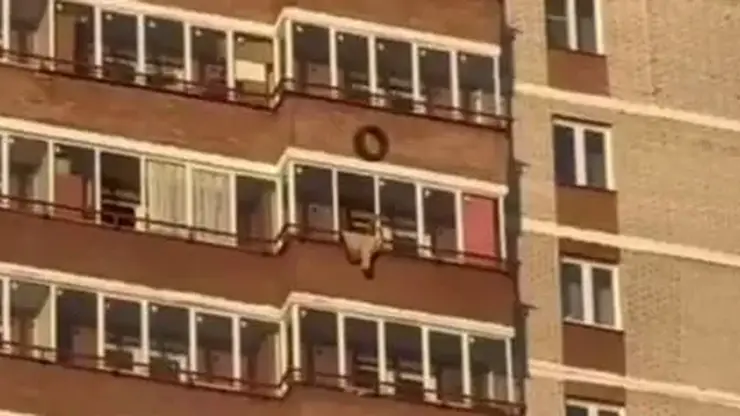Неизвестный выбросил автомобильные шины с верхнего этажа многоэтажки в Красноярске (видео)