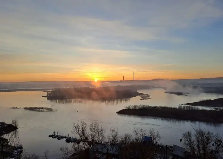 В Красноярске на Енисее произошел разлив топлива из затонувшего теплохода