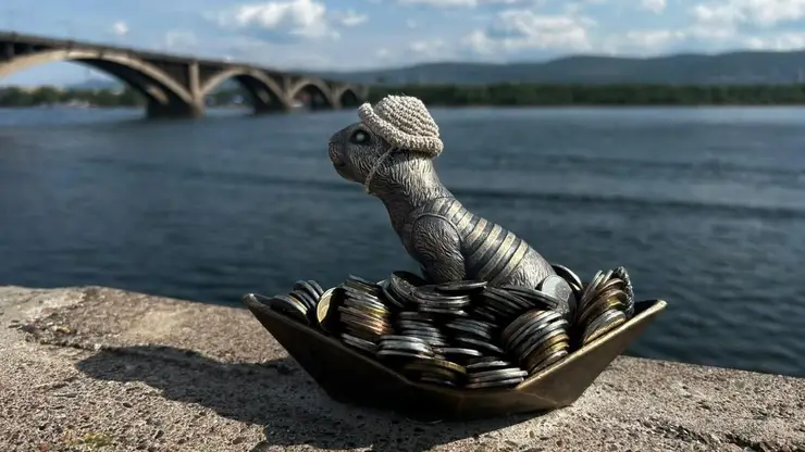 Красноярскому символу удачи - суслику на Центральной набережной, сшили панамку