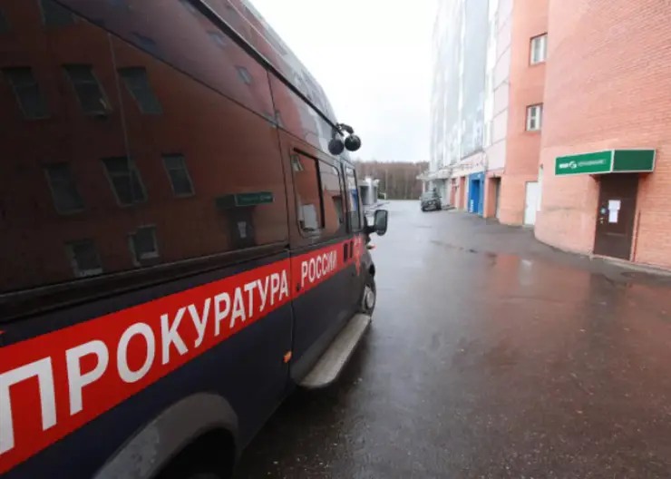 Прокуратура организовала проверку после падения футбольных ворот на 13-летнего подростка в Красноярске