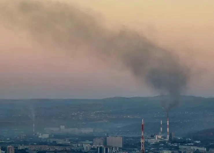 Жителям Красноярска рассказали о причине появления чёрного дыма из трубы ТЭЦ-2 